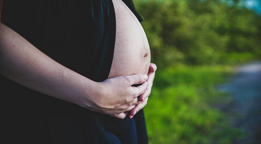 Alkaline Water for Pregnant Women: What to Know [2025]